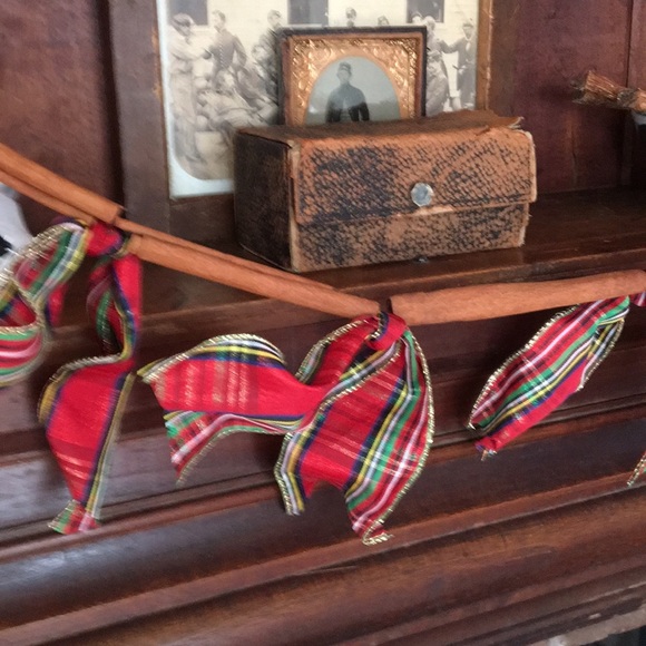 Gorgeous & aromatic cinnamon stick garland w bows - Picture 3 of 3